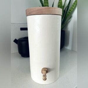 Handmade Ceramic Kombucha Fermentation Beverage Brewer andDispenser Wooden Lid